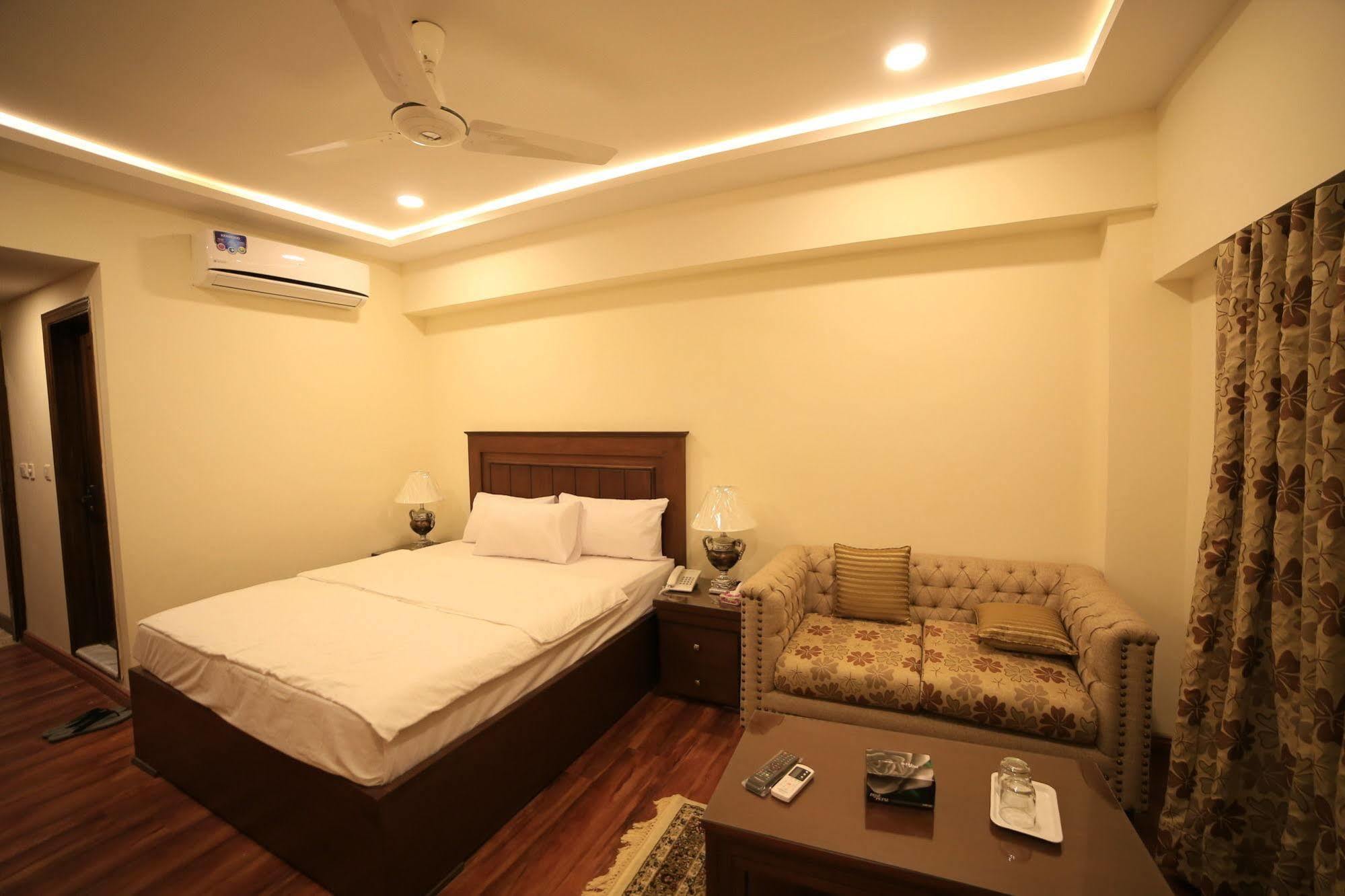 Hotel Diplomat Исламабад Экстерьер фото